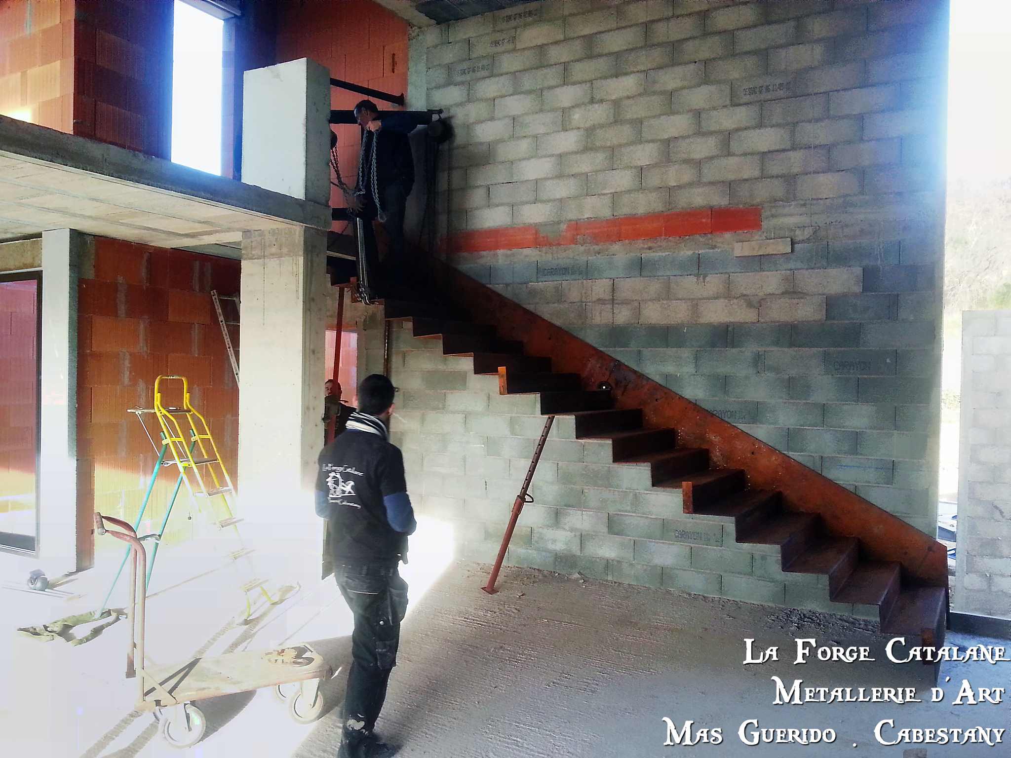 Escalier marches suspendues sans limons apparents 4 forge catalane.jpg
